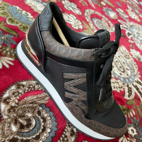 Michael Kors Maddy Size 7 Trainer MK Signature Brown/Black Model 49F1MAFS1B NIB - Picture 4 of 9